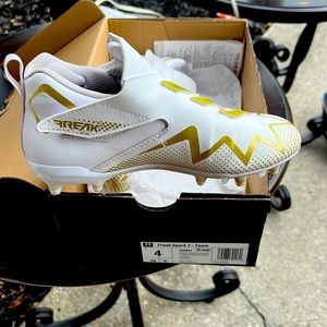 Football cleats size 4 adidas